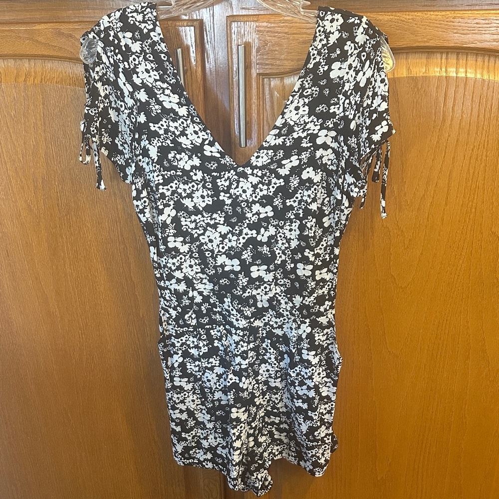 Express Floral Black and White Women's Romper size 2 has pockets!!
